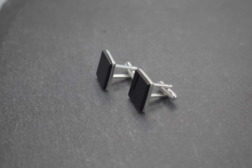 Srebrne spinki do mankietów z onyksem – klasyczna elegancja