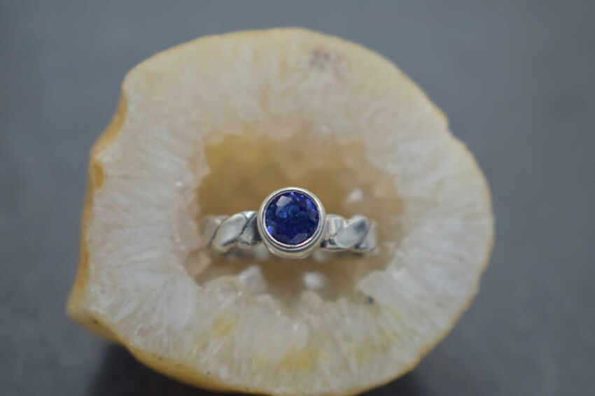 Pierścionek z tanzanitem fasetowanym 1 ct srebro 925 ręcznie wykonany r.11