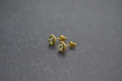 Kolczyki sztyfty z zielonym bursztynem srebro 925 złocone klasyczne (6 mm)