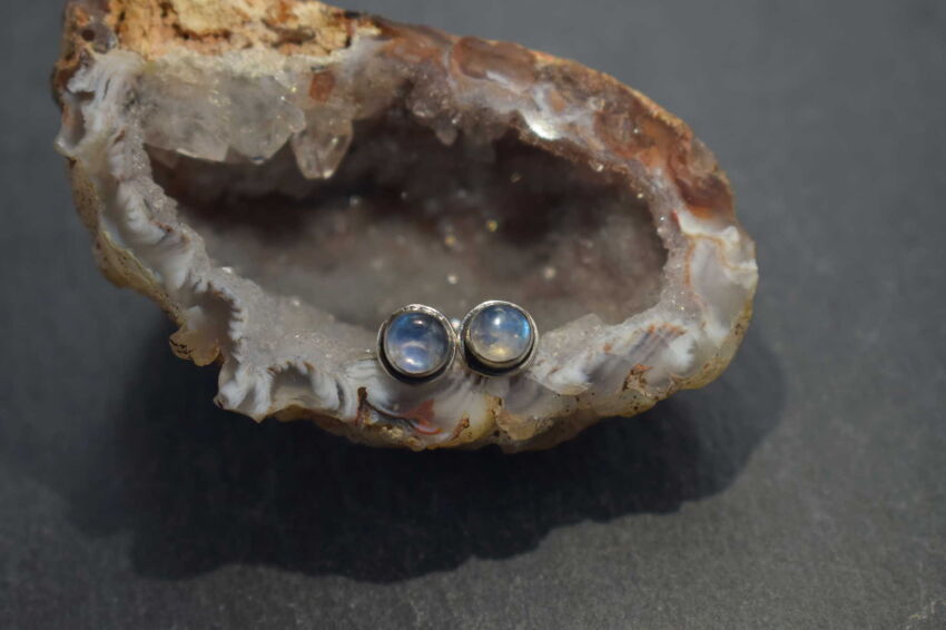 Kolczyki z kamieniem księżycowym srebro 925 minimalistyczne sztyfty