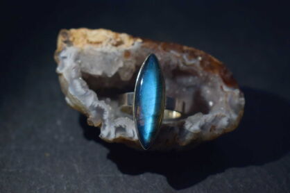 Srebrny pierścionek 925 labradoryt niebieski marquise długi pazur r.19