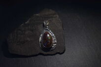 Srebrny wisior z australijskim opalem boulder światło zamknięte w kamieniu srebro 925 - 6