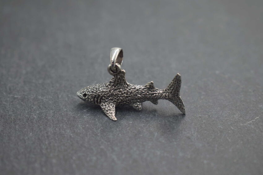 Srebrna zawieszka rekin 925 rekin, oksydowane srebro, biżuteria morska
