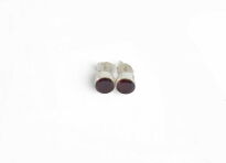 Małe kolczyki z naturalnym granatem (5 mm) Sztyft Srebro 925 - 5