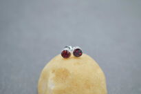 Małe kolczyki z naturalnym granatem (5 mm) Sztyft Srebro 925 - 8