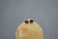 Małe kolczyki z naturalnym granatem (5 mm) Sztyft Srebro 925 - 4