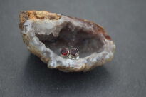 Małe kolczyki z naturalnym granatem (5 mm) Sztyft Srebro 925 - 10