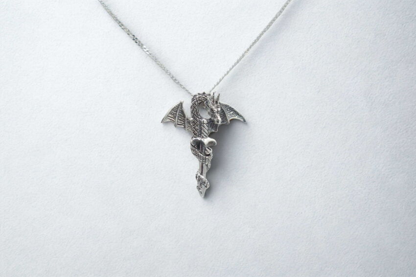 Wisiorek smok z mieczem srebro 925 – symbol mocy i odwagi