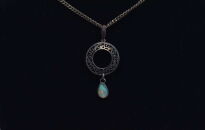 Wisior srebrny z opalem etiopskim ażurowe kółko oksydowane srebro 925 - 9