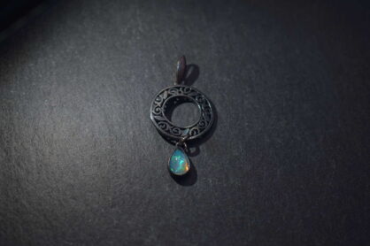 Wisior srebrny z opalem etiopskim ażurowe kółko oksydowane srebro 925