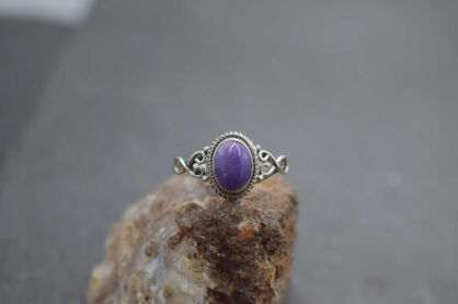 Srebrny pierścionek z czaroitem naturalny kamień ręcznie wykonany vintage r.17