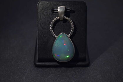 Srebrny wisiorek z opalem etiopskim – łezka z filigranem Srebro 925 Rękodzieło