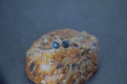 Srebrne kolczyki sztyfty z labradorytem minimalizm Srebro 925 niebieska poświata