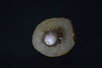 Pierścionek srebrny 925 perła okrągła płaska ręcznie robiony r.22 - 12
