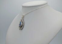 Srebrny wisiorek z opalem Australijskim boulder niebiesko-fioletowy kamień srebro 925 - 10