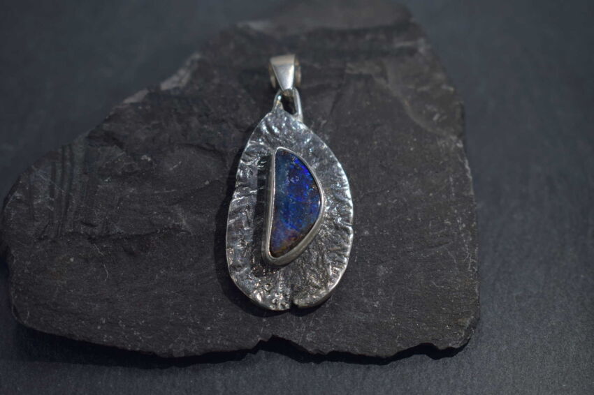 Srebrny wisiorek z opalem Australijskim boulder niebiesko-fioletowy kamień srebro 925