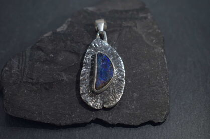 Srebrny wisiorek z opalem Australijskim boulder niebiesko-fioletowy kamień srebro 925