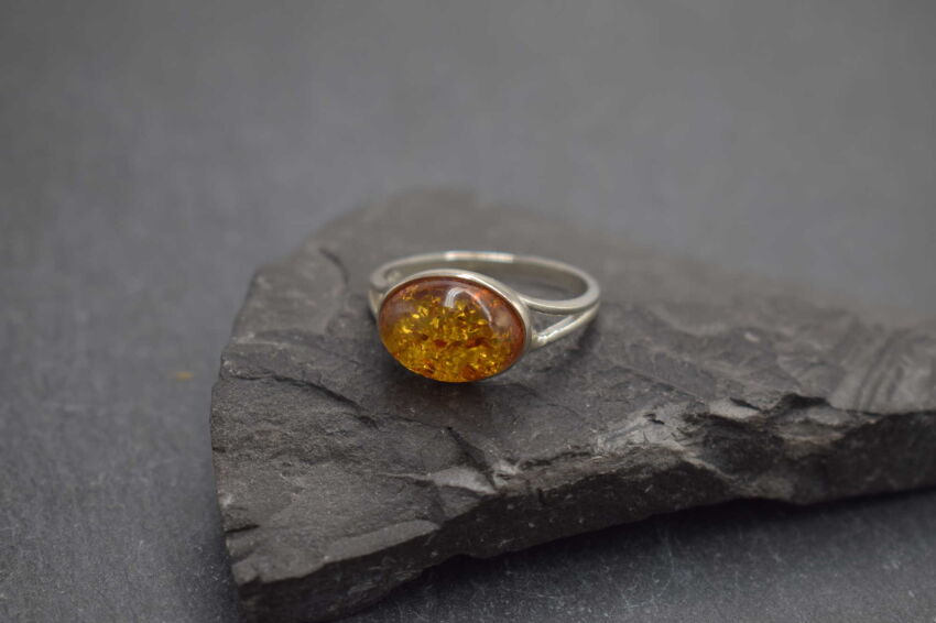 Pierścionek srebrny 925 z bursztynem owal klasyczny elegancki