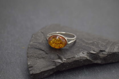 Pierścionek srebrny 925 z bursztynem owal klasyczny elegancki