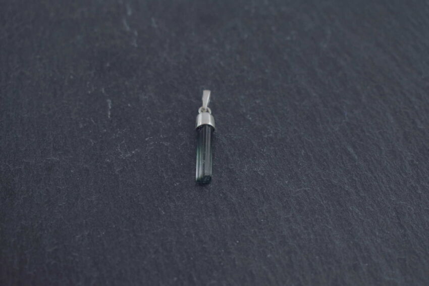 Turmalin zielony naturalny surowa zawieszka srebro 925 rękodzieło unikat