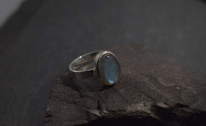 Pierścionek srebrny 925 z labradorytem naturalnym owal ręcznie robiony unikat r.18